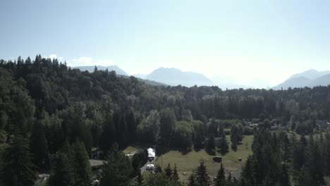 Drohnenflug,-Vom-Bauernhof-In-Den-Wald.