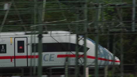 Deutscher-Ice-Passagierzug-Vorbeifahrend-Von-Kamera-Nahaufnahme-Verfolgt