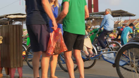 Imágenes-De-Seguimiento-De-Un-Turista-En-Un-Transporte-De-Alquiler-De-Bicicletas-Que-Circula-Por-La-Ciudad-De-Hoi-An-En-Vietnam.