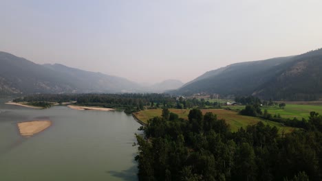 Imágenes-De-Drones-De-Viajes-De-Columbia-Británica-Bc-Canadá-De-Montañas,-árboles-Y-Lagos-Durante-Incendios-Forestales