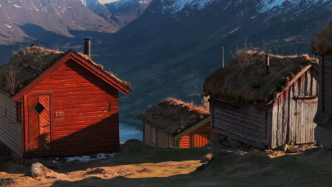 Idyllische-Berghütten-In-Norwegen-Im-Sonnenuntergang-Mit-Blick-Auf-Den-Olden-Valley-Fjord