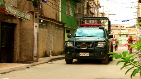 Vehículo-Policial-Patrullando-La-Favela-En-Busca-De-Bandas-De-Narcotraficantes