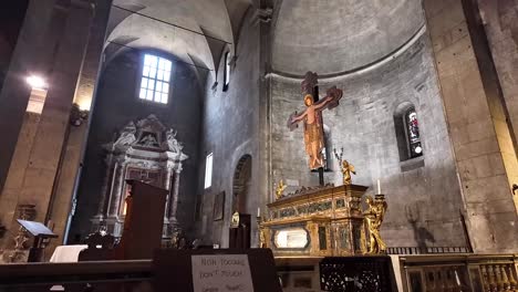 San-Michele-In-Foro,-Lucca,-Italia.-Interior-De-La-Iglesia-Católica-Romana,-Monumento-Italiano