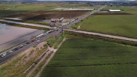 Verkehr-Auf-Einer-Hochwasserautobahn