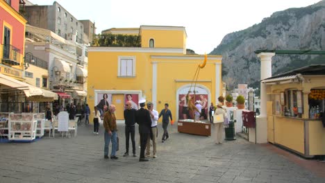 El-Centro-De-Capri-Durante-La-Temporada-De-Vacaciones-En-Italia:-Fotografía-Panorámica