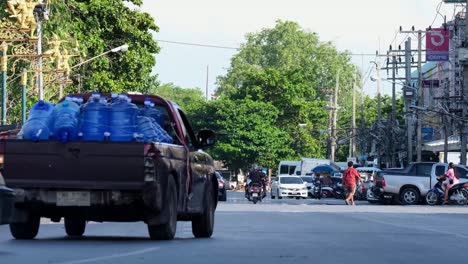 El-Macaco-De-Cola-Larga,-Macaca-Fascicularis,-Ha-Causado-Problemas-A-La-Seguridad-Del-Tráfico-Local-Y-A-Los-Negocios-Locales-Al-Cruzar-Imprudentemente-La-Calle-En-Un-Punto-Turístico-De-Lop-Buri,-Tailandia.