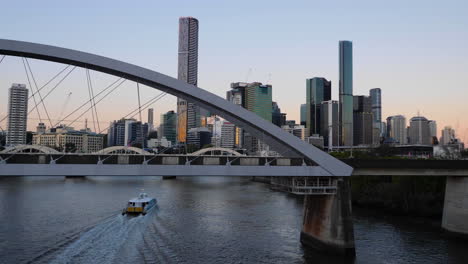 Transporte-En-La-Ciudad-De-Brisbane-Al-Atardecer