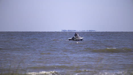 Ein-Kleines-Bassboot-Schwimmt-Im-Unruhigen-Wasser-Vor-Dem-Hafen-Von-Gulfport-Im-Golf-Von-Mexiko