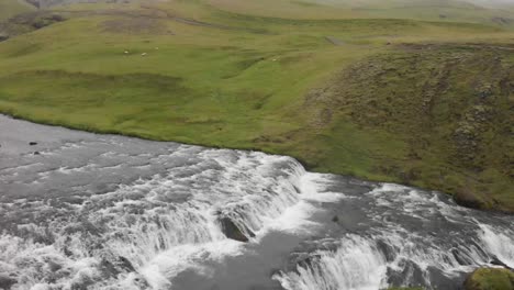 Islands-Oberer-Skogafoss-Wasserfall-–-Drohnenaufnahme