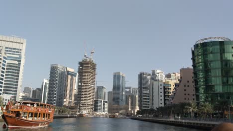 Touristischer-Yachtausflug-In-Der-Marina-Von-Dubai