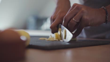 Professioneller-Koch-Schneidet-Kartoffeln,-Nahaufnahme-In-Filmischer-Zeitlupe