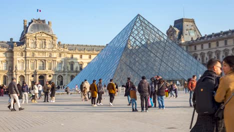 Time-lapse-De-Visitantes-Y-Turistas-En-El-Recinto-Del-Museo-Del-Louvre