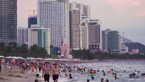 Menschenmenge-Am-Strand-Von-Nha-Trang,-Vietnam