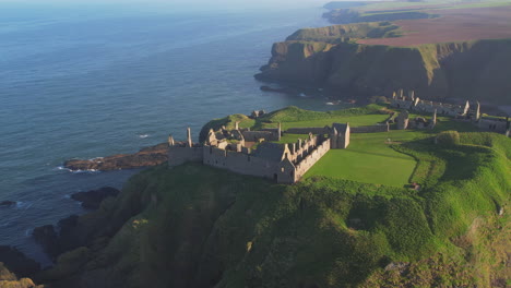 Una-Vista-Aérea-Del-Castillo-De-Dunnottar:-Un-Dron-En-Acción-En-Un-Día-Soleado-En-Stonehaven