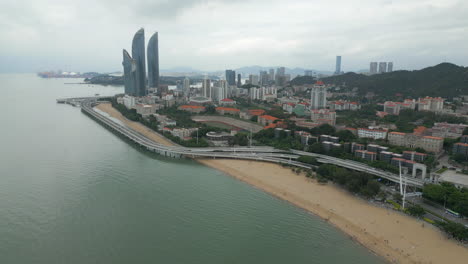 Baicheng-Beach-In-Richtung-Shimao-Strait-Towers-In-Xiamen,-China