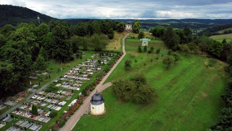 Fliegen-Sie-über-Den-Friedhof-In-Der-Mährischen-Stadt-Třebíč-Zum-Altar-Namens-Křížový-Vrch