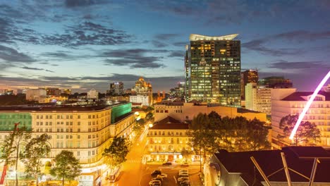 Lapso-De-Tiempo-Aéreo-De-La-Metrópolis-De-La-Ciudad-Inteligente-5G-6G-Al-Atardecer-Con-Grandes-Datos-Viajando-Por-El-Distrito-Y-Grandes-Rascacielos-Que-Comparten-Información