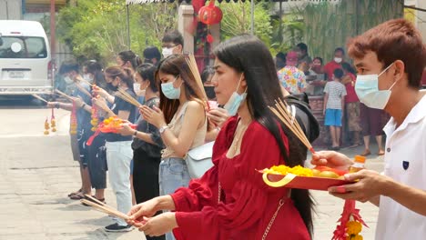 Gente-Asiática-Rezando-Y-Haciendo-Ceremonia-De-Adoración-En-El-Templo-Chino