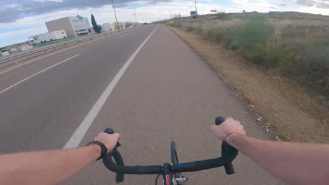 Sicht-Eines-Sportlers,-Der-Am-Straßenrand-Einer-Nebenstraße-In-Spanien-Trainiert