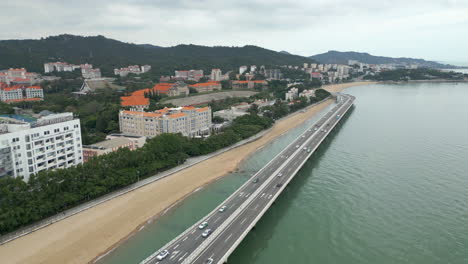 Los-Automóviles-Viajan-A-Lo-Largo-Del-Puente-Yanwu-En-Xiamen,-China.-El-Dron-Desciende-A-60-Fps