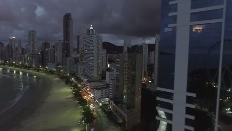 Paisaje-Urbano-Junto-Al-Mar-Por-La-Noche-En-Balneario-Camboriu,-Santa-Catarina,-Brasil