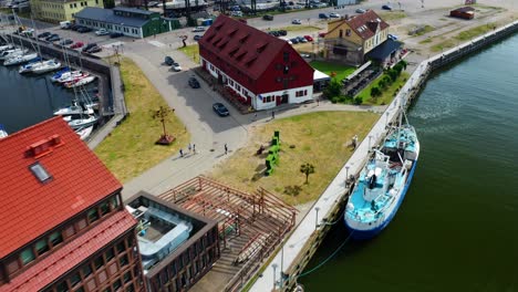 Luftaufnahme-Des-Hafens-Des-Klaipeda-Kanals-Mit-Altem-Mühlenhotel-Und-Schiffen-An-Einem-Sommertag---Litauen