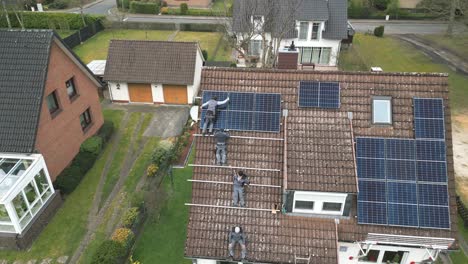 Los-Trabajadores-Instalan-Un-Sistema-De-Paneles-Solares-En-El-Techo-De-Una-Casa-Unifamiliar