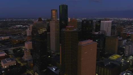 Vista-Aérea-Del-Centro-De-Houston-Por-La-Noche-Con-Drones-En-4K