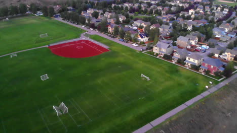 Una-Toma-Ampliada-De-Un-Campo-De-Béisbol-En-Los-Suburbios.