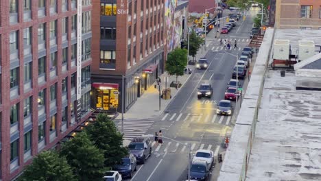 Vista-De-Las-Calles-De-Brooklyn-Desde-La-Terraza-De-La-Azotea,-Que-Muestra-Los-Edificios-De-Piedra-Rojiza-Y-La-Vida-Cotidiana-En-El-Distrito-De-Brooklyn,-Nueva-York