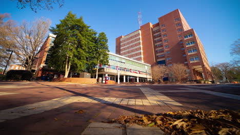 Menschen,-Die-An-Einem-Sonnigen-Tag-Am-Hauptbibliotheksgebäude-Der-North-Carolina-State-University-In-Raleigh,-NC-Vorbeigehen