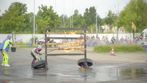 Un-Hombre-Iluminó-Una-Barrera-De-Madera-Con-Fuego-Para-Una-Exhibición-De-Acrobacias