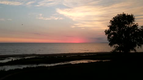 4K-Drohnenvideo-Zeitraffer-Vom-Sonnenaufgang-über-Dem-Lake-Huron-In-Bay-City,-Michigan