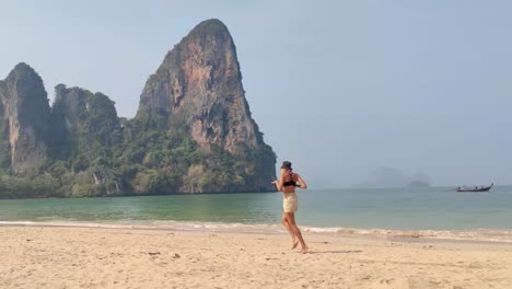 Niña-Feliz-Bailando-En-La-Playa-De-Railay,-Tailandia