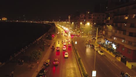 Una-Vista-Aérea-Con-Movimiento-Cinematográfico-De-Drones-De-La-Icónica-Vida-Nocturna-De-Marine-Drive-Con-Air-India-Y-Los-Edificios-Del-Hotel-Trident-A-La-Vista