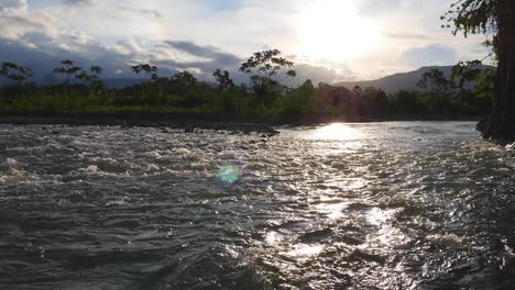 Sonnenuntergang-Am-Fluss-In-Peru