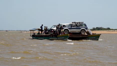 Flussfähre-Transportiert-Autos-über-Den-Fluss-Tsiribihina-In-Madagaskar