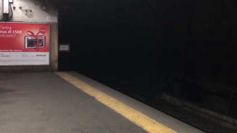 Primer-Plano-De-Una-Estación-De-Metro-Subterránea-Oscura-Y-Desierta-En-La-Capital