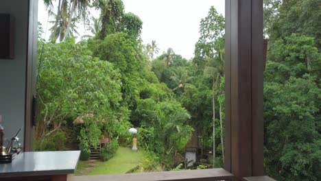 Luftaufnahme-Der-Beeindruckenden-Terrasse-Einer-Villa-Und-Des-Grünen-Hinterhofs-In-Einem-Tropischen-Regenwald