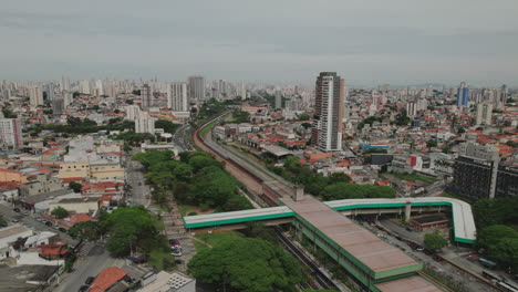 Vista-Aérea-De-La-Estación-De-Metro-De-Vila-Guilhermina,-São-Paulo.