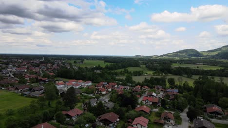 El-Dron-Vuela-Sobre-El-Pueblo-Bávaro-En-Los-Alpes