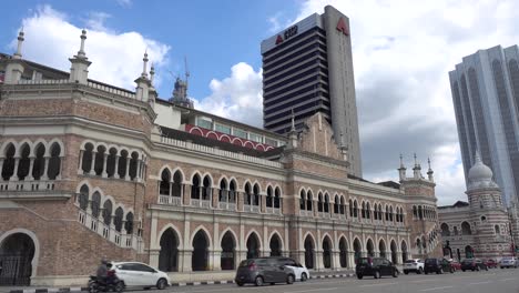 Dataran-Merdeka-traffic-in-bright-blue-sky-with-Museum-Textile-a-cross-the-street