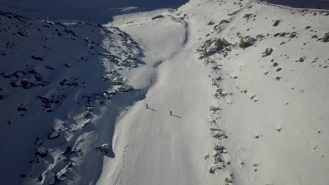 Hohe-Kamerafahrt-Eines-Skifahrers,-Der-Abenteuerlich-In-Val-Thorens,-Französische-Alpen,-Ski-Fährt-–-Luftaufnahme,-Schwenk-nach-oben-Aufnahme