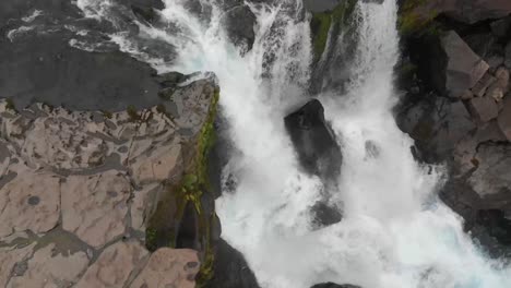 Island:-Großer-Wasserfall,-Drohnenaufnahme