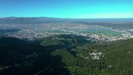 -Luftaufnahme-Vom-Yangmingshan-Nationalpark-Mit-Tamshui-Fluss-Und-Stadtbild-Bei-Blauem-Himmel-In-Taiwan