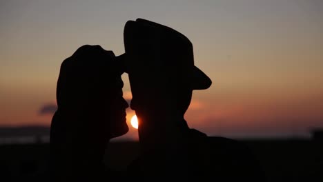 Time-lapse-Del-Atardecer-Entre-Una-Pareja-Besándose