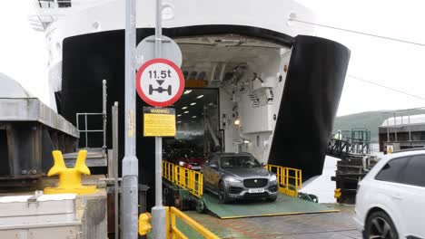 Coches-Saliendo-Del-Ferry-Calmac-Finlaggan-En-Kennacraig