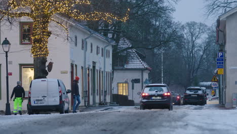 People-going-about-their-business-in-cars-and-on-foot,-during-the-covid-19-pandemic