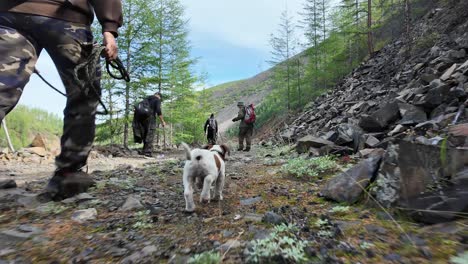 Un-Grupo-Explora-Los-Senderos-Escénicos-De-Yakutia,-Acompañado-De-Perros-Juguetones,-Disfrutando-De-Un-Día-Lleno-De-Aventuras-Y-Belleza-Natural.