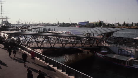 Touristen-Gehen-Frühmorgens-An-Der-Brücke-An-Den-Hamburger-Landungsbrücken-Vorbei